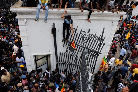 Photos Of Protestors In Sri Lanka President S Home The Washington Post