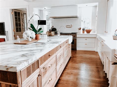Do you think modern white oak kitchen cabinets seems to be nice? White Oak Island in White Kitchen - MDM Design Studio