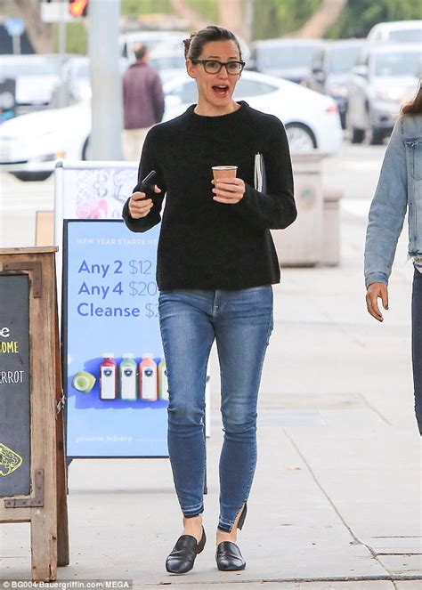 Jennifer Garner Shows Off Gym Honed Body In Skinny Jeans Daily Mail