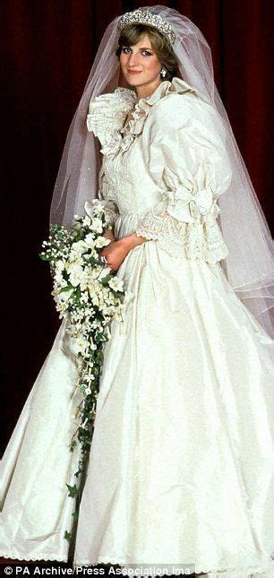 Princesa diana antes de consuzir um tanque de guerra em wavell barracks em berlim.19 de após a cerimónia de casamento, príncipe carlos e princesa diana cumprimentam a multidão na varanda. Lovely Diana… | Casamento da princesa diana, Bela noiva ...