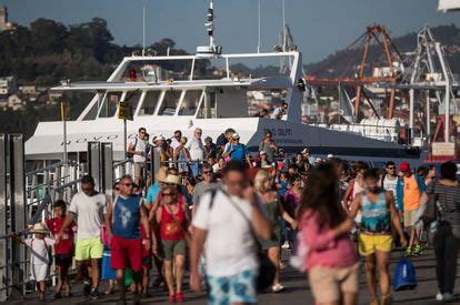 Multas de casi un millón de euros a las navieras que abarrotaron las Islas Cíes Economía EL PAÍS
