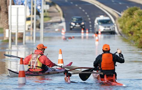 Zware regenbuien hebben in het noorden van italië tot overstromingen en aardverschuivingen geleid. Noodweer in Frankrijk en Italië, honderden mensen ...