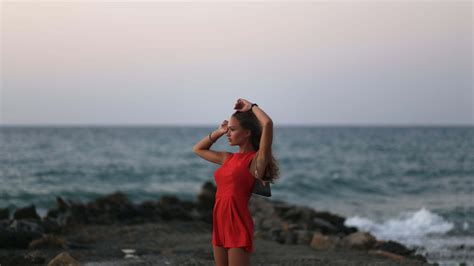 Девушки в красном платье у моря 95 фото