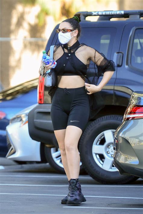 Charli Xcx Flaunts Her Abs In A Black Crop Top And Legging Shorts While