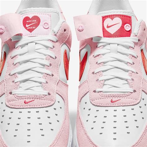 The strangelove nike sb is at the top of the best sneakers to release so far in 2020 and fans definitely fell in love with the silhouette and colorway. La Nike Air Force 1 Valentine's Day "Love Letter ...