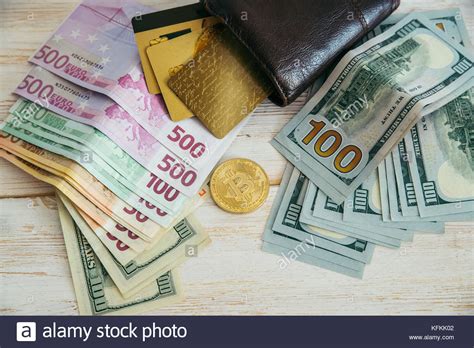 Bitcoin, i believe in you, but, you are not worth your money. Dinero en euros y dólares con monedero bitcoin y tarjetas bancarias Fotografía de stock - Alamy