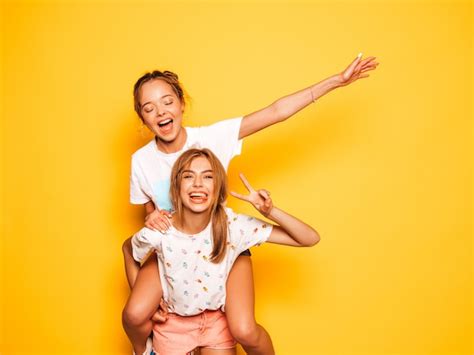 Deux Jeunes Belles Filles Hipster Souriantes Dans Des V Tements D T