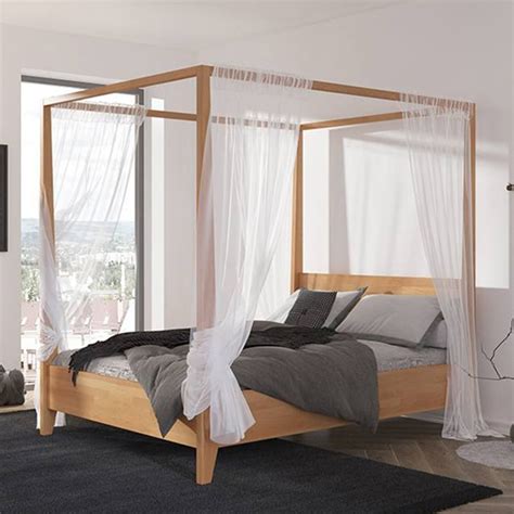 Łóżka drewniane z baldachimem