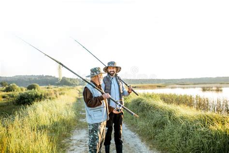 487 Padre E Hijo En Un Viaje De Pesca Fotos Libres De Derechos Y