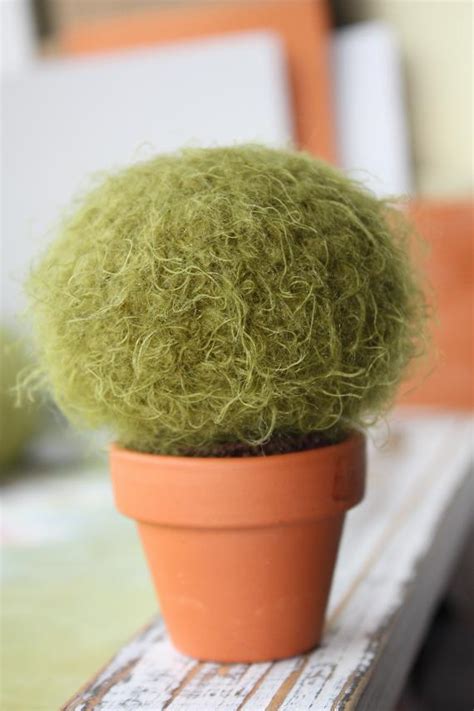 I stumbled upon a crocheted cacti and that led me to dive in and see what other cactus crochet is out there. Happyamigurumi: Crocheted cactus, cactus crocheté