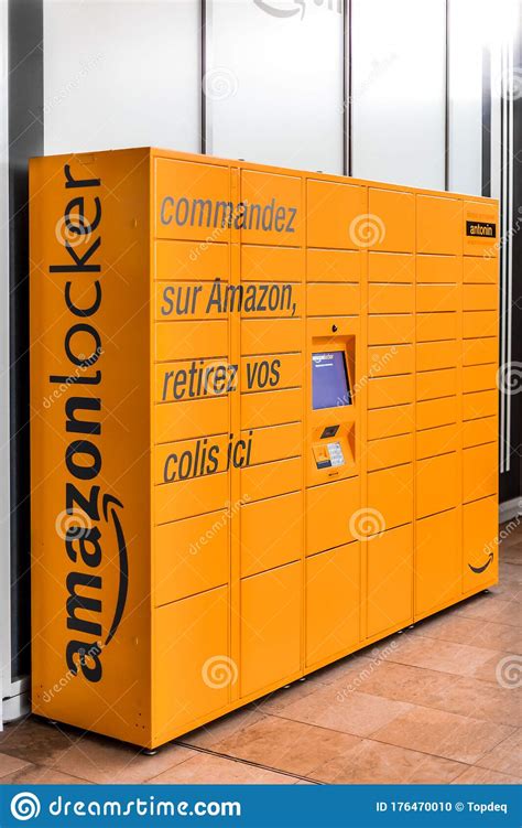Amazon Locker In Shopping Mall Editorial Image Image Of Amazon