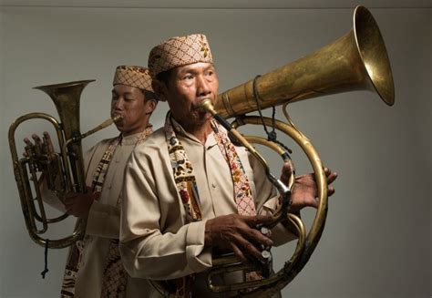 Untuk memperkenalkan dan melestarikan kembali alat musik tradisional indonesia, berikut bukareview paparkan 30 alat musik. Alat Musik Tanjidor, Sejarah dan Penjelasanya - Guratgarut