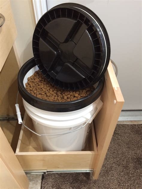 However, this container is very small, only holding up 2.5 kg of food or treats. How to store Dog Food CORRECTLY