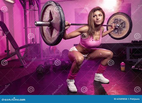 Femme Sexy Faisant La S Ance D Entra Nement Accroupie Dans Le Gymnase Photo Stock Image Du