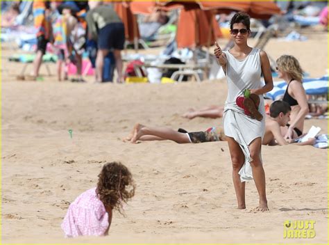Halle Berry Olivier Martinez Maui Beach Stroll With Nahla Photo