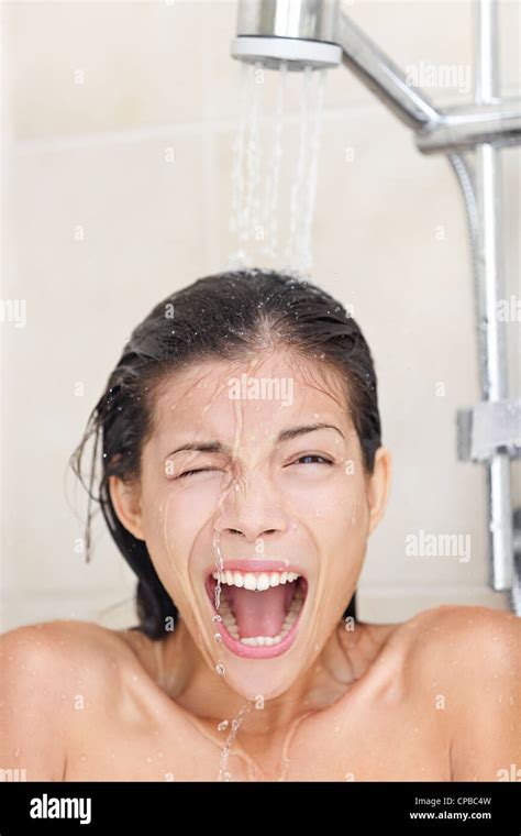 Hermosa Joven Modelo Femenino Multirracial Gritando Mientras Toma Helada Ducha En El Baño En