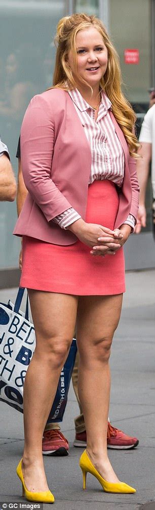 Amy Schumer Shows Off Toned Legs In Pink Mini Skirt Daily Mail Online