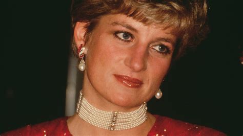 Nach 15 vor allem unglücklichen ehejahren ließen sich charles und diana 1996 scheiden. Was hat Prinzessin Diana mit dem vielseitigsten Schmuck ...