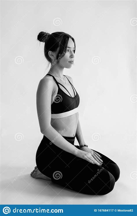 Brunette Hermosa Mujer Alegre Haciendo Asanas De Yoga Imagen De Archivo
