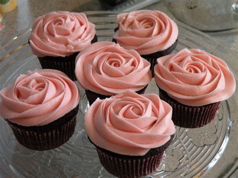 Simple buttercream for Valentine s Day rose cupcakes