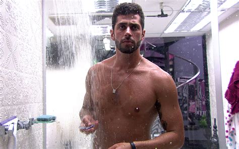 Juntinhos Marcelo e Roni dão banho de sensualidade no chuveiro fotos em bbb sexy Big