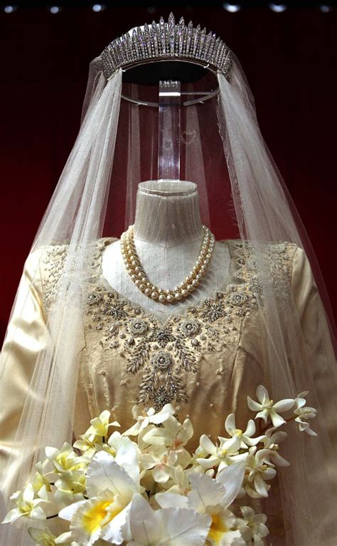 Queen elizabeth's wedding dress on display. 20 Facts About Queen Elizabeth II and Prince Philip's ...
