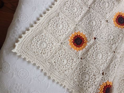 Detalle Pie De Cama Crochet Sunburst Granny Square Borde Punto Picot