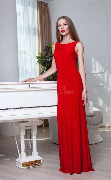 Schöne Brunettefrau In Einem Roten Kleid Schönes Tanzen Der Jungen Frau Der Paare Langes Haar