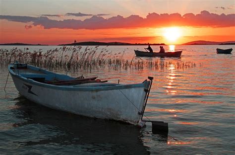 Boot Am See In Abendstimmung Mit Sonne Am Horizont Foto Imagen