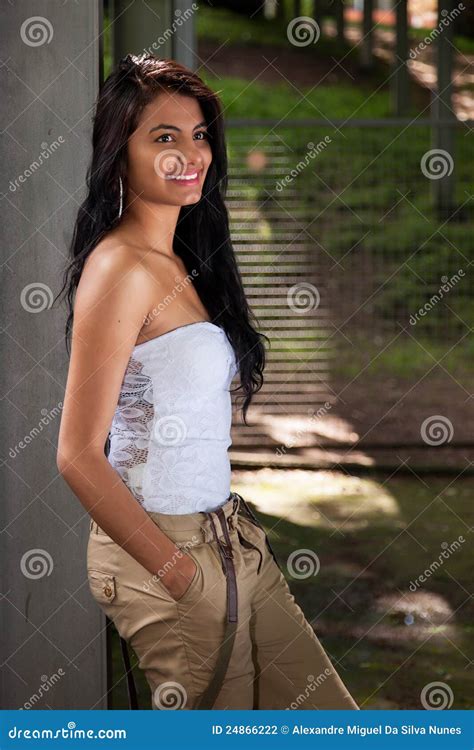 mujer latina hermosa y feliz en un parque foto de archivo imagen de parque morena 24866222