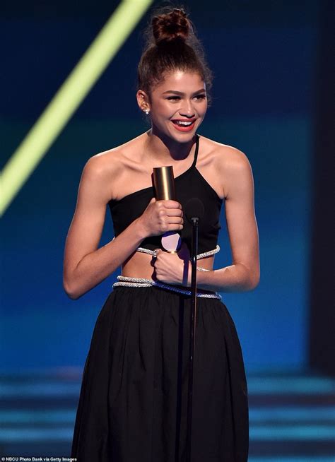 Inside The Peoples Choice Awards Zendaya Absolutely Honored To Win