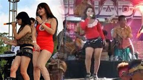 Heboh Penyanyi Dangdut Lepas Bra Saat Goyang Di Panggung Videonya Viral Polisi Turun Tangan