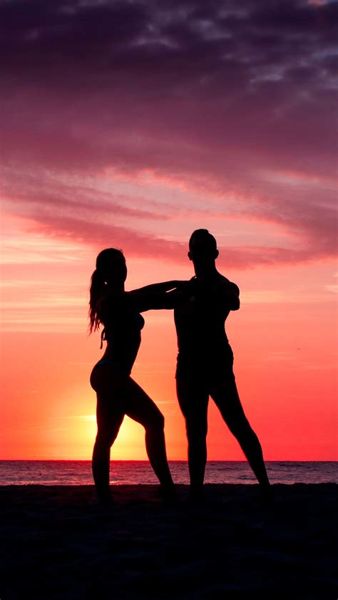 Pareja Bailando En La Playa Al Atardecer Silueta Sombra Couple Dancing