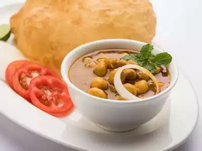 Chana masala (chole channa masala) is a very popular punjabi dish typically served with bhature. Delicious Chole Bhature Of Delhi | Online Tour Guide
