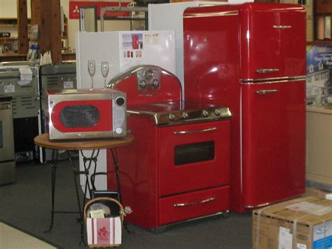 Check out these awesome companies making retro style kitchen appliances. Retro 1950s styled kitchen appliances with all the modern ...