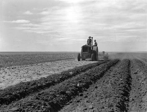 20 Tragic Photos From Americas Dust Bowl In The 1930s