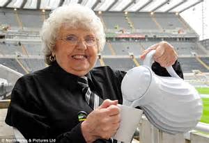 Toon Army Tea Lady Meet The Grandmother Who Has Been