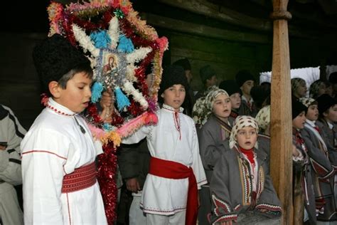 Noul Univers Christalin 8 Obiceiuri Tradiţionale Româneşti Colindat
