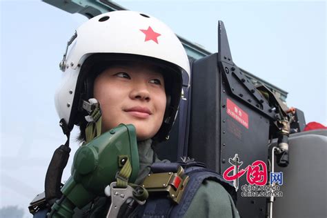 图片故事 战斗机女飞行员：不爱红装爱武装图片中国中国网