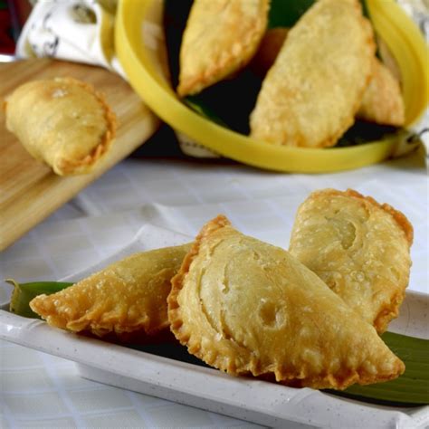 Night one i made the curry (easy) and filled the puff pastries up with them. Curry Puffs (Karicpap)- How to make in 3 simple steps