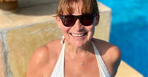 Lorraine Kelly Gives Fans Special View As She Strips To String Bikini