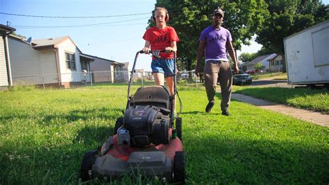 No Mow May Allowed In Des Moines How It Works Helps Pollinators