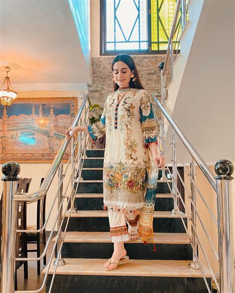 Aiman Khan Looking Awesome In New Pictures Daily Infotainment