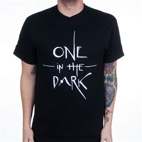 Laut tvinna ist gerade der schaffensprozess unter frauen sehr vertrauensvoll und ohne konkurrenzgedanken, was den sound der musik unterstütze. TVINNA "One in the dark" T-Shirt - IndieMerchstore
