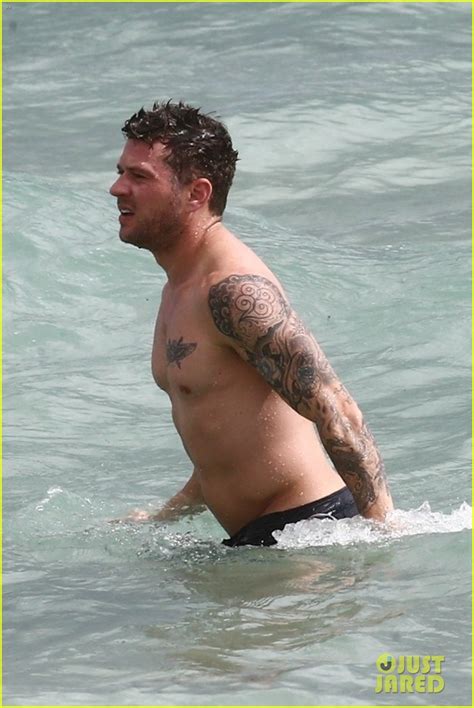 Ryan Phillippe Bares Hot Body While Shirtless In Miami Photo Ryan Phillippe