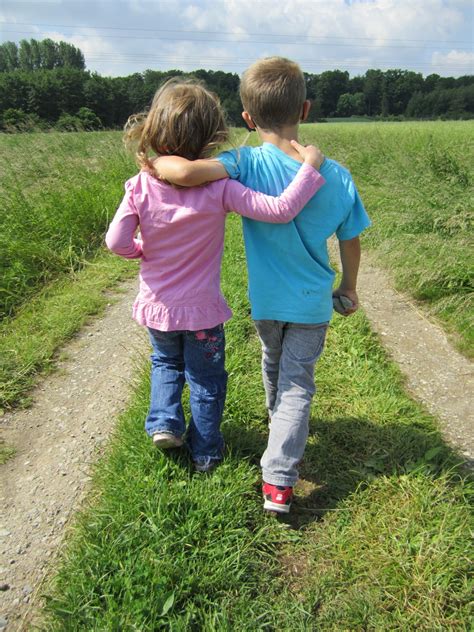 無料画像 歩く 女の子 ファーム 芝生 草原 男の子 人間 二 友情 一緒に でる 離れて 共生 2人分 もっと 個人的な 子供に優しい 無料で写真
