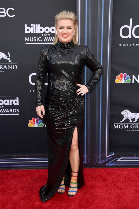 Kelly Clarkson's Billboard Music Awards Dress: See What She Wore!