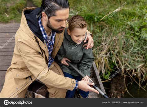 Padre E Hijo Pescando Con Caña Fotografía De Stock © Sashakhalabuzar