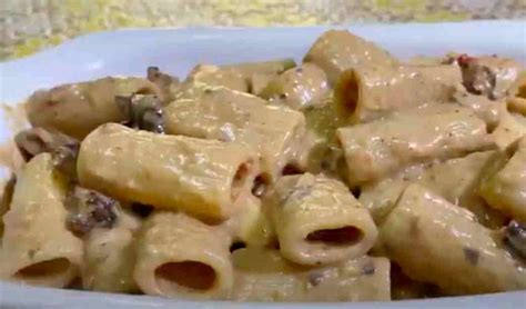 La ricetta di oggi è l'ottima pasta con melanzane in bianco, perfetta per chi vuol realizzare un primo veloce e davvero delizioso. Pasta con crema di melanzane in bianco ricetta preparazione