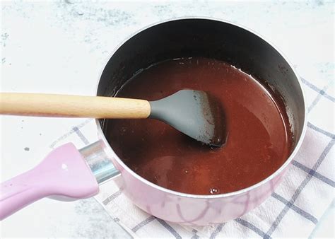 Ambil adonan coklat dari kulkas, lalu giling dan bentuk serta potong sesuai selera. Cara Membuat Coklat Cair Dari Coklat Bubuk - Membuat Itu
